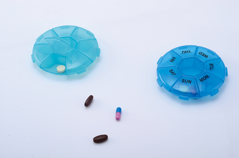 Organizador de píldoras semanal pequeño compacto para suplementos vitamínicos